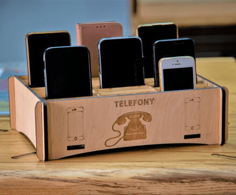 Dřevěný organizér na mobilní telefony pro 36 ks - telefonní box pro obchody a servisy